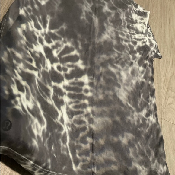 lululemon athletica Gray Tie-Dye Short Sleeve Tee - Picture 2 of 2